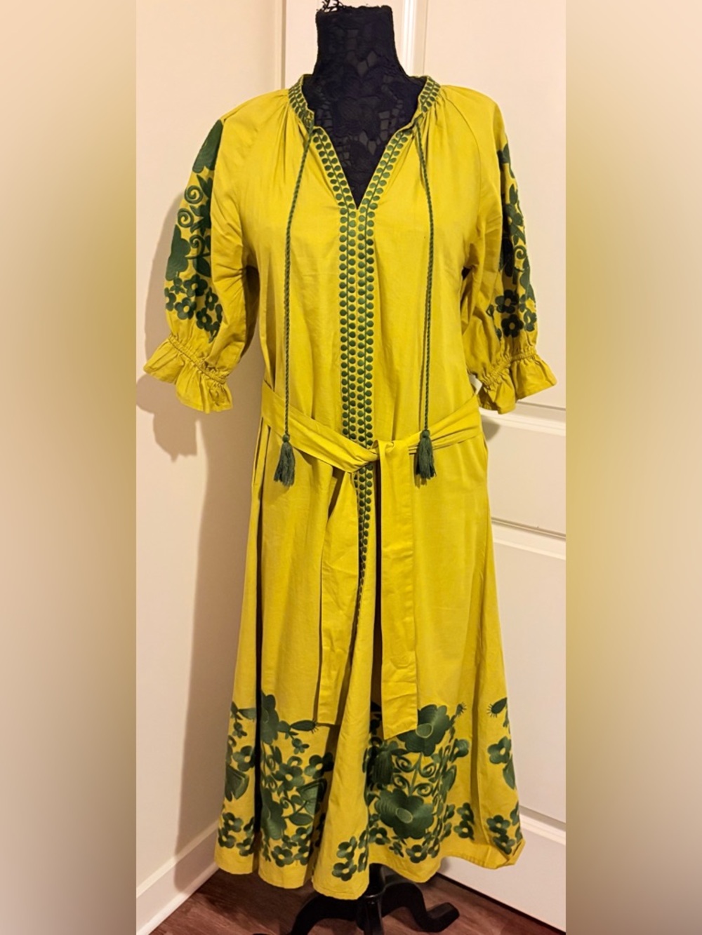 Julia Amory Green Coatue Caftan embroidered midi length dress with belt Size XS